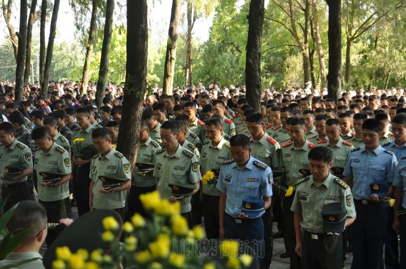 当天上午,凉山州暨西昌市烈士公祭活动在西昌烈士陵园举行