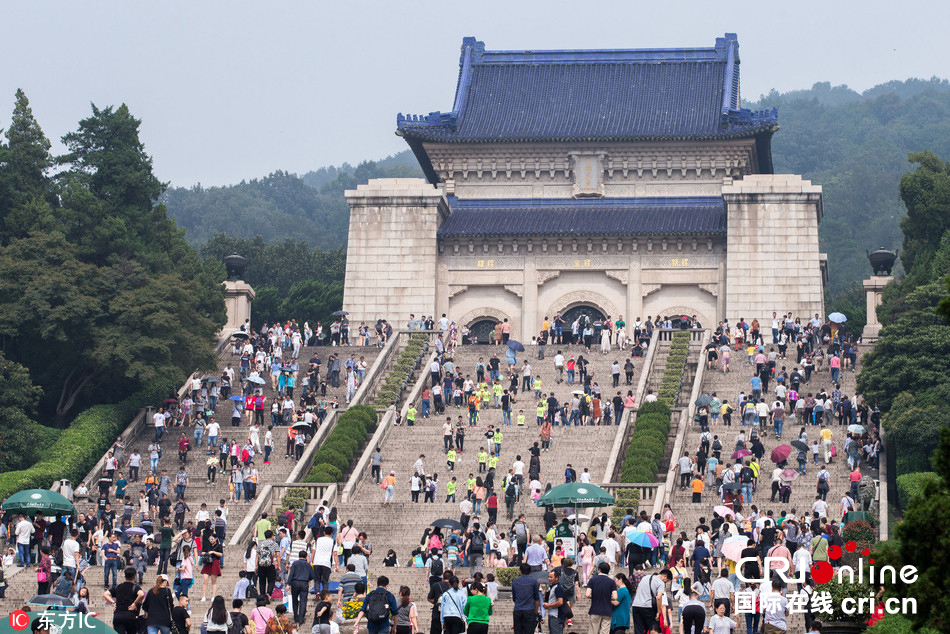 长假首日各地欢度国庆 景区开启"人从众"模式