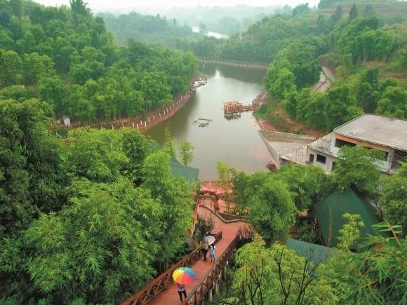 国庆中期期间,景区推出寻龙祈福活动,游客们可在铜梁龙景区寻龙祈福