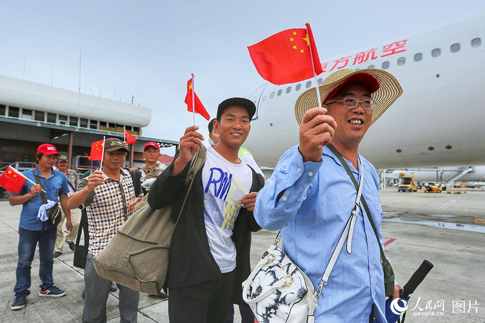 回家咯!东航包机搭载加勒比海地区受困中国同胞启程回国