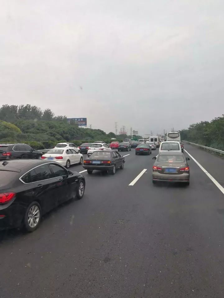 汽车 正文  (可点击查看大图) 来看看现场图  摄于京沪高速g2苏州段