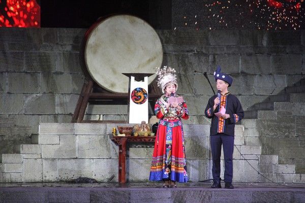 【湘西要闻】湘西千年古城上演激情之夜,苗家汉子上演