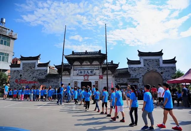 全市团团青年们 大声地跟我们一起说:祖国,生日快乐!