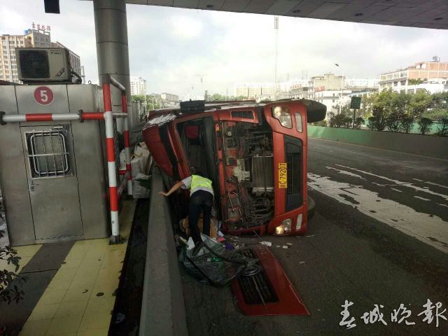 suv在曲靖收费站临时变道别翻大货车▍陆良七辆车连环撞现场一包遭