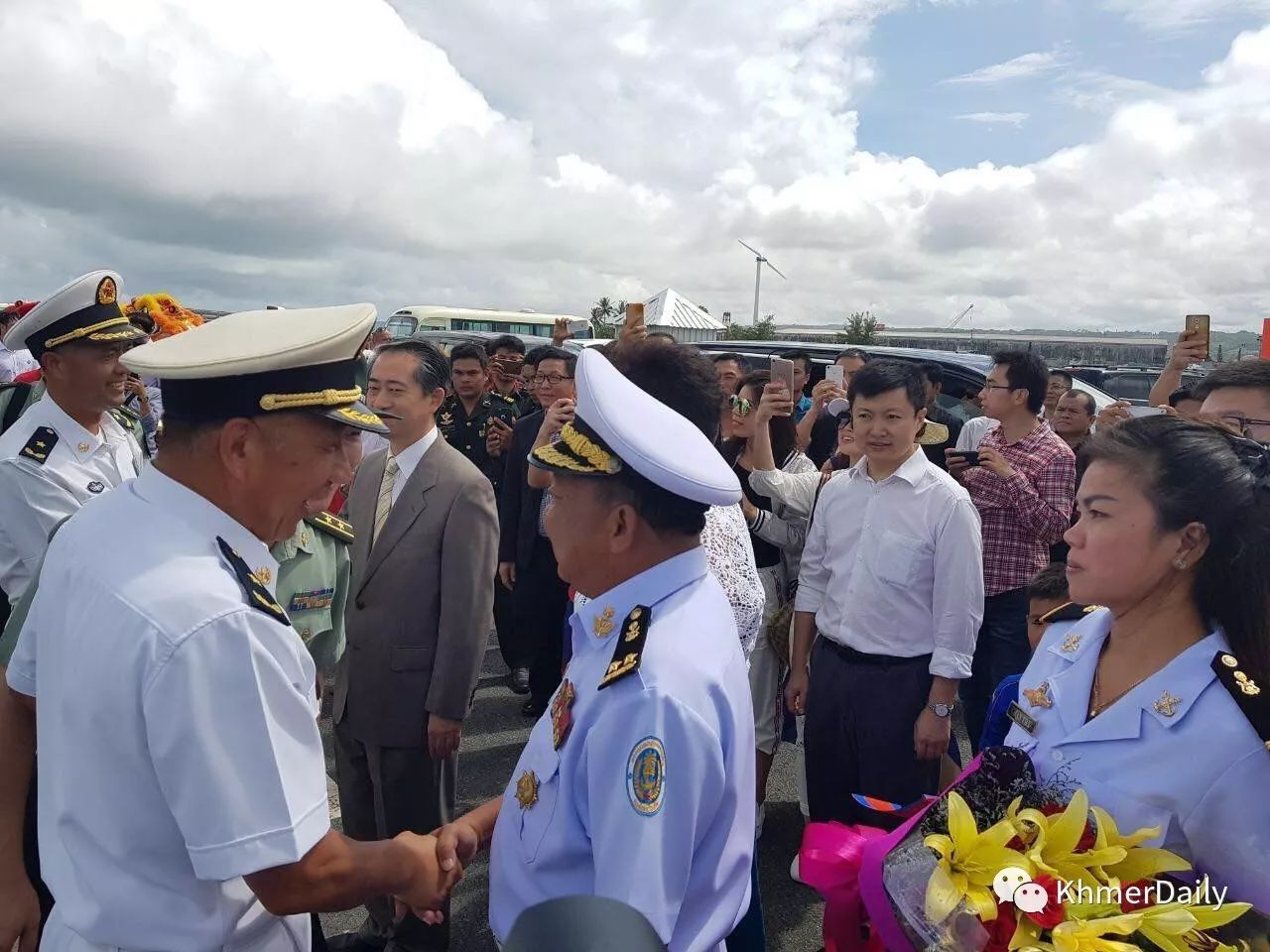 柬埔寨海军在码头举行了隆重仪式欢迎中国海军编队到访.