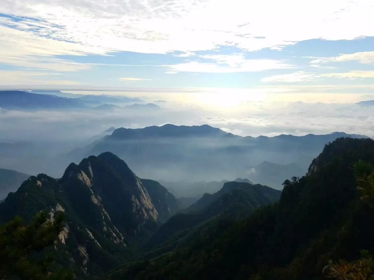 来过白云山,才会明白这种独立山巅之上,望脚下云海似波涛翻涌,目所穷