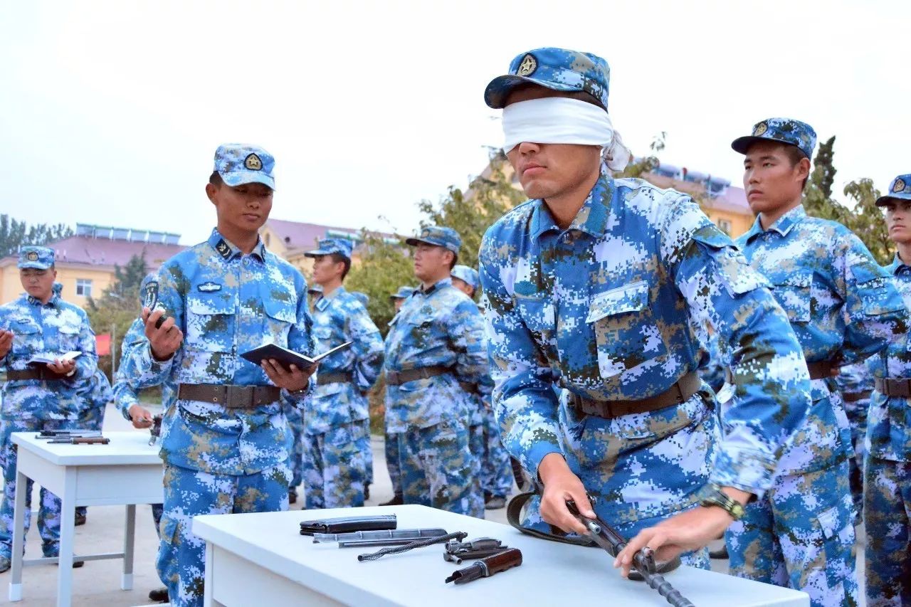 北海舰队某训练基地举行2017届新兵授枪仪式