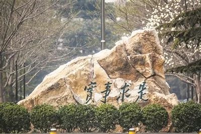 遵循这样的历史传统,人民大学组建伊始,"实事求是"就成为人大师生