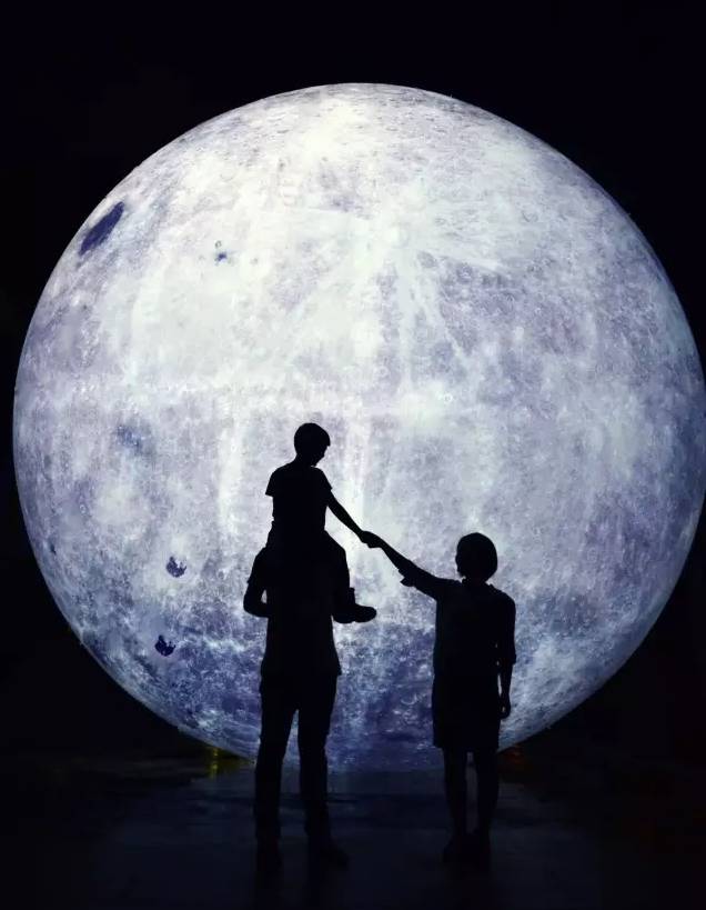 中秋节赏月新姿势 誓与嫦娥肩并肩~ 你可以这样拍 和自己的家人一起