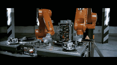 这些用于车间生产线上的机器人对于电焊或者组装,搬运来说显得举重若