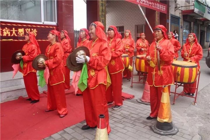 那场面,真是锣鼓喧天!鞭炮齐鸣!人山人海!