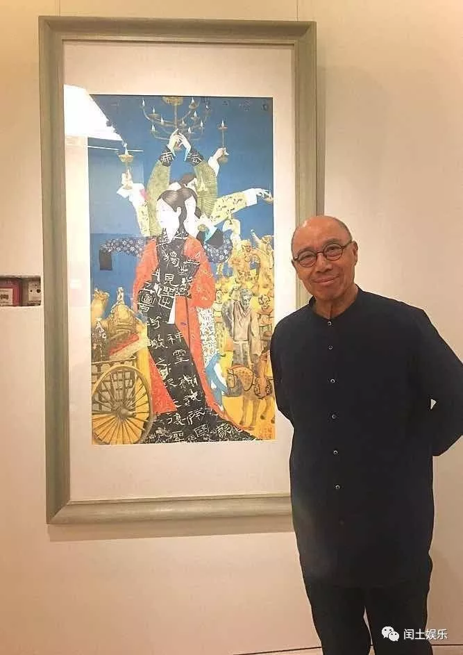 中国著名画家王涛先生在参展作品《古灯今照》前合影留念