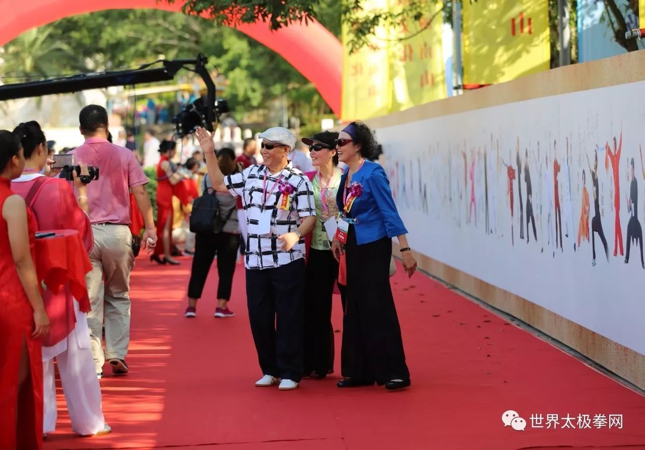 (著名武术家李德印,方弥寿,李晖一家走太极红毯(杨式太极名家赵幼斌