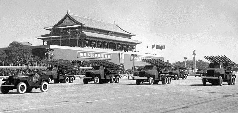 1952年国庆阅兵式上,共有9个空中梯队153架飞机受阅.