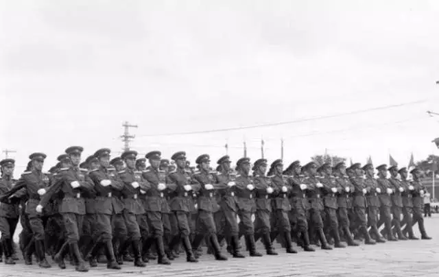 1954年10月1日第六次国庆阅兵,由诸军兵种编成的受阅部队,展示了中国