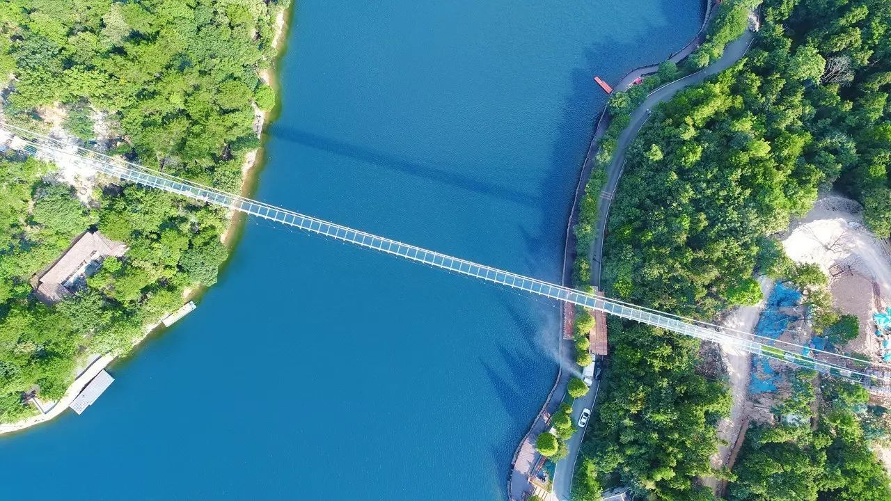 该桥位于长株潭交汇处的石燕湖旅游区,从石燕湖芙蓉峰横跨越石燕湖