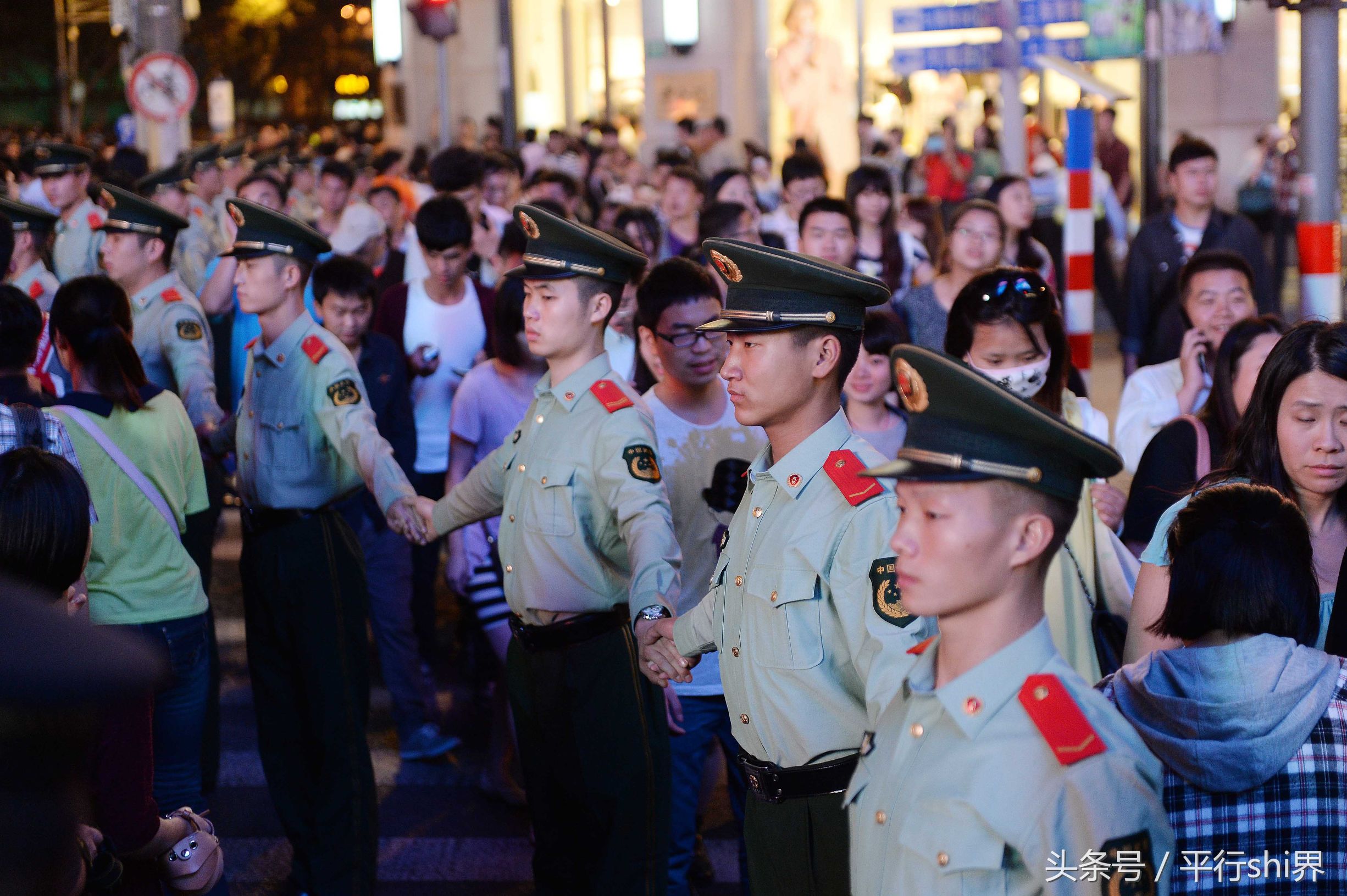 上海南京路步行街上的武警战士组成的人墙,分流大客流.