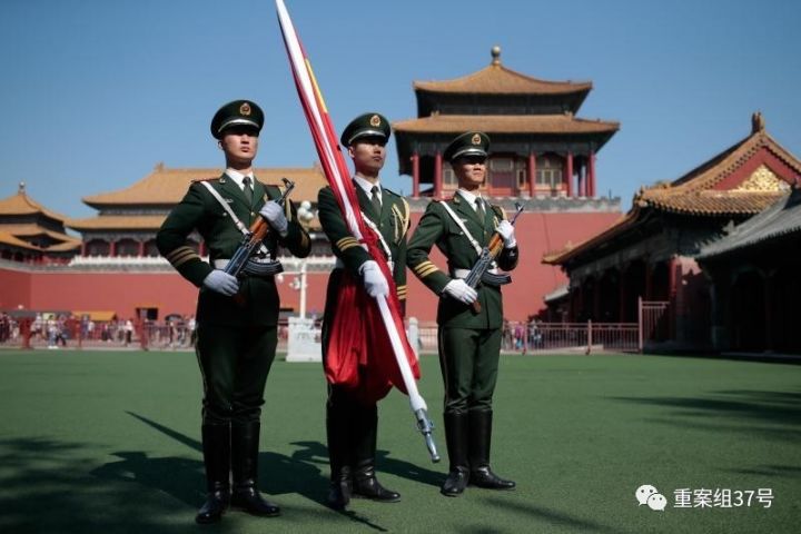 9月29日,护擎旗手张自轩(中),护旗手潘泓帆(左)和国