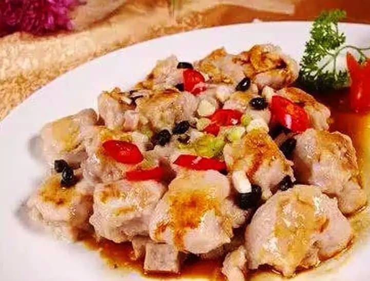 【豆豉姜汁蒸排骨】5.倒入牛肉翻炒,调生抽,鸡粉,葱段炒匀即可.4.