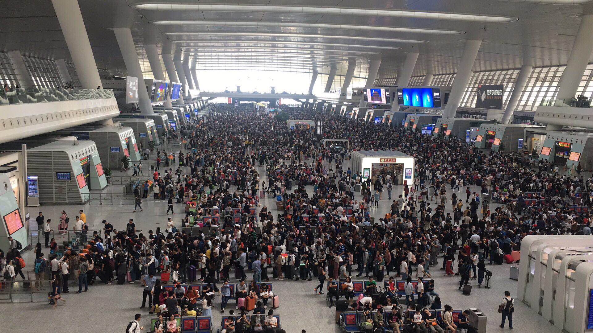 国庆出行首日,杭州东站候车室全是人人人人人人