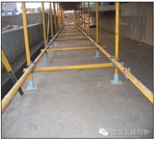 横向扫地杆构造1—横向扫地杆;2—纵向扫地杆脚手架立杆基础不在同一