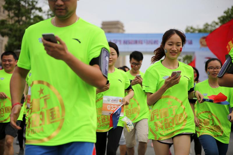 发令枪响后,朝气蓬勃的年轻学生们,从起跑线上一跃而出.