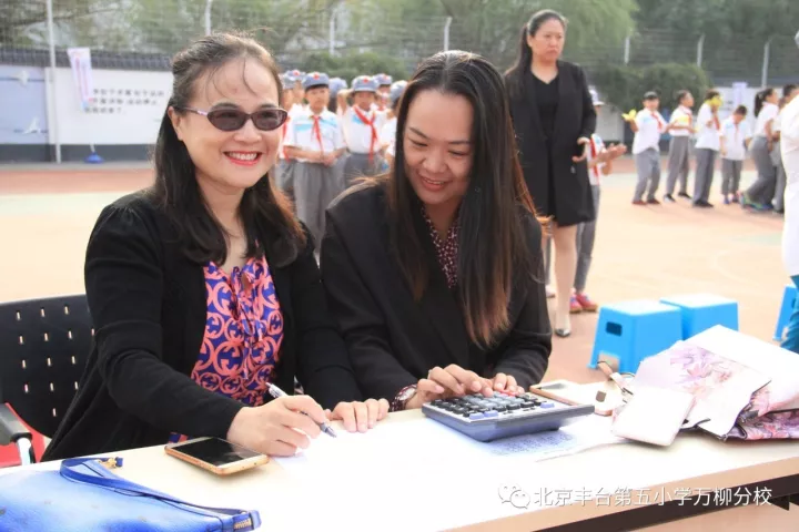 北京丰台五小万柳分校举行庆祝建国68周年爱国歌曲大家唱活动