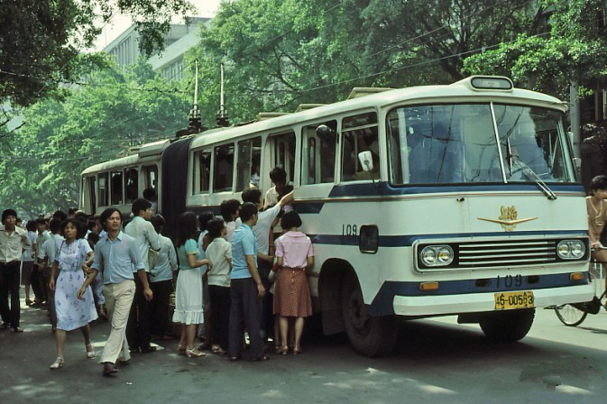 1980年广州珍贵历史老照片:没想到那时候的公交车也这么挤.