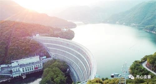 9月16日,夕阳的余晖照在响洪甸水库大坝