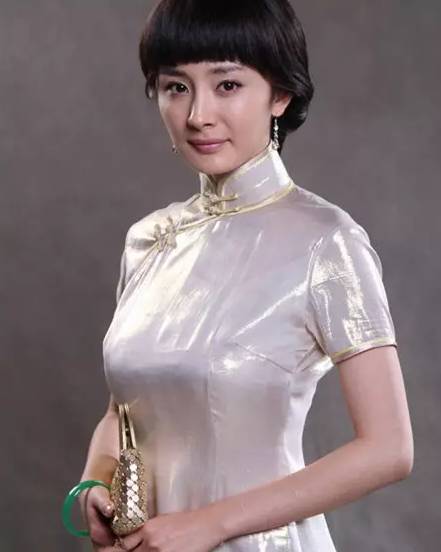 杨幂在电视剧《如意》中穿着其旗袍佩戴翡翠镯子,展现了东方女性的