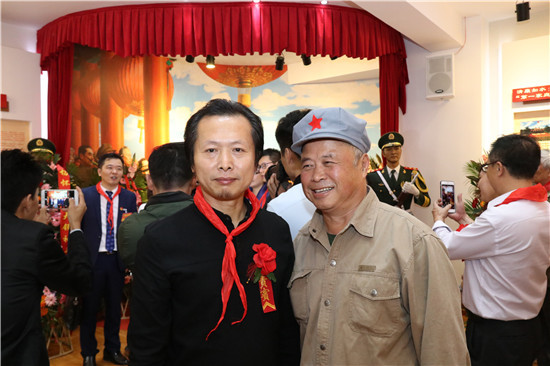 艺术家贾文龙创作的毛主席蜡像由李讷在北京揭幕