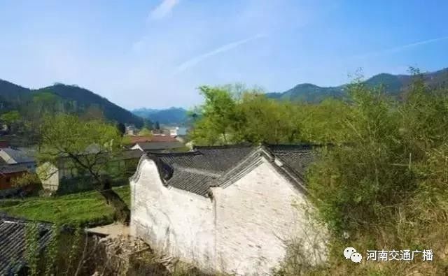 西河古村背靠大山,小河穿流而过,沿岸古木蔽日,村头百年古树临水垂影