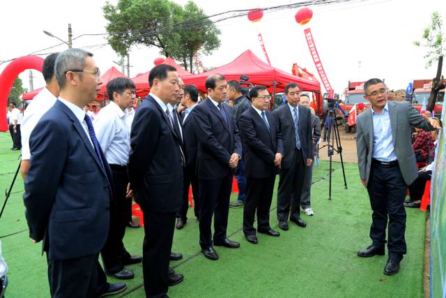 鄂州市政府秘书长刘辉,鄂州市经济开发区工委书记夏子卿;集团副总经理