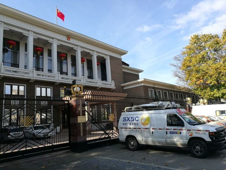 中国驻波兰大使馆占地面积不小,从外面看着就"高端大气上档次".