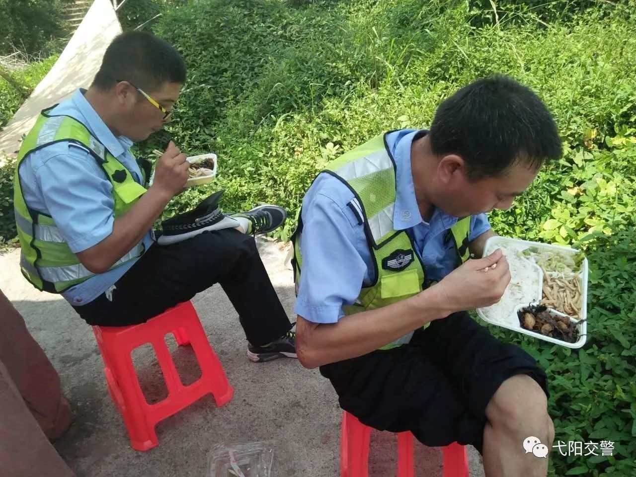 为弋阳交警点赞他们用坚守向祖国生日献礼