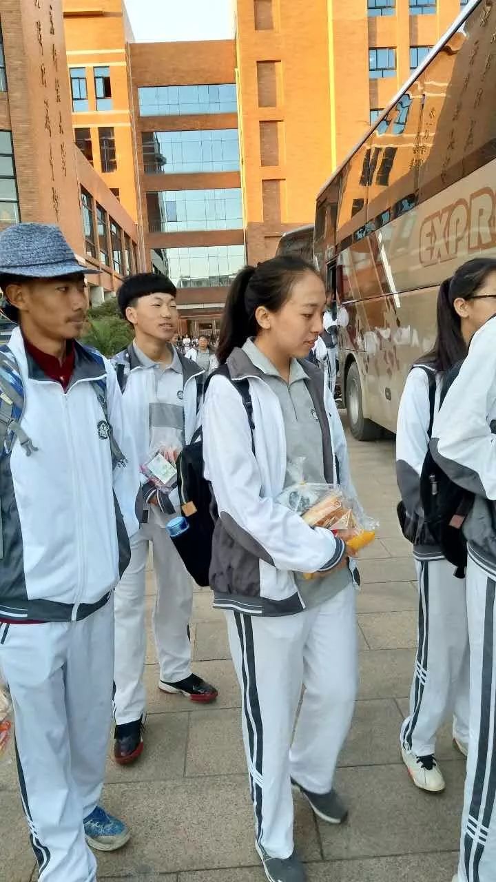 北师大天津附中在国庆节前夕组织西藏班学生参观游览红色旅游景区