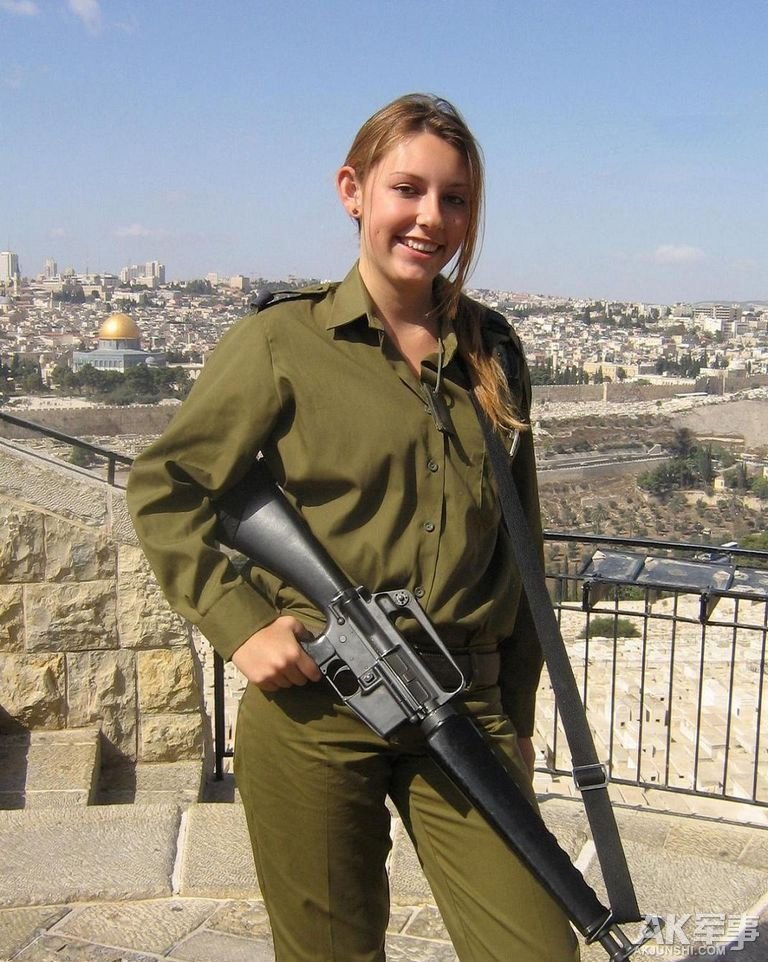 以色列女兵沙滩浴,枪不离身!