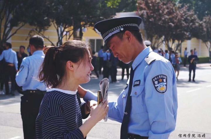 当第一次穿着警服出现在家人面前,家人看到他忍不住哭了(照片作者:信