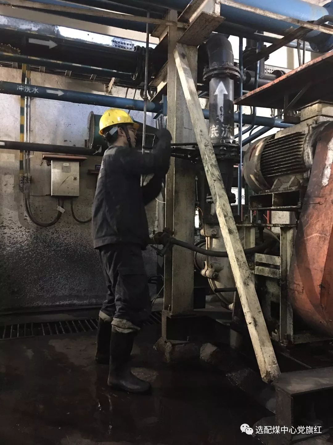 石槽村洗煤厂岗位司机在岗位检查设备