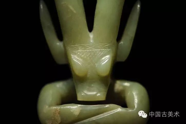 现藏展于台湾震旦博物馆的红山文化时期黄玉"太阳神",出自红山文化