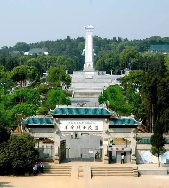 陵园内有烈士纪念碑,李先念纪念馆,董必武纪念馆等大型纪念建筑物