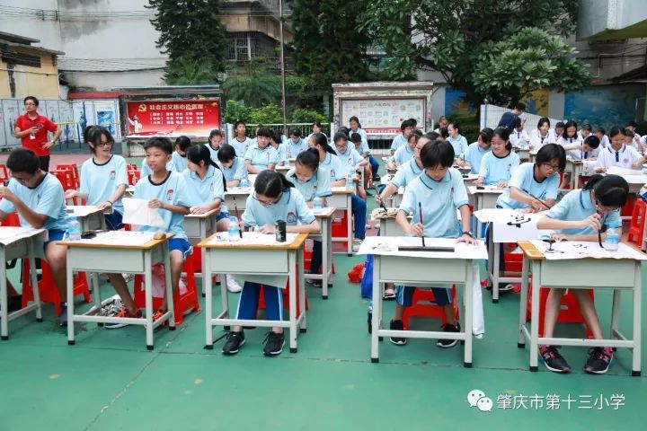 肇庆市第一中学学生在挥毫.