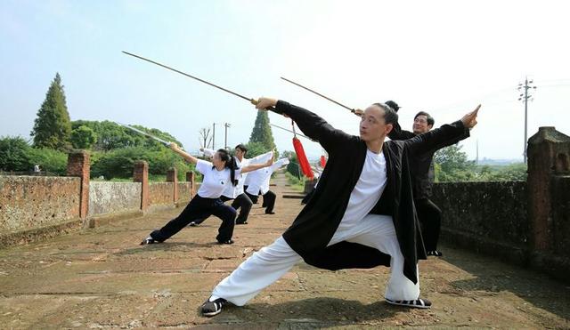 在天池和蒲塘桥练习武当太极拳术和剑术,以此来庆祝祖国母亲的生日