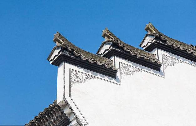 6  马头墙是徽派建筑的主要特色之一,因其住宅外墙高大封
