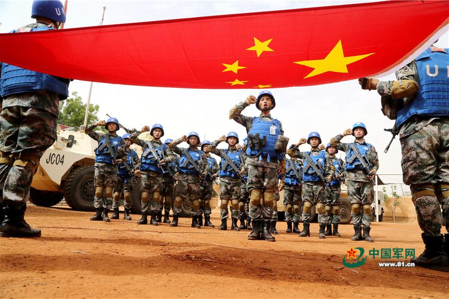 国庆节前夕,中国第5批赴马里维和部队组织宣誓仪式,维和官兵郑重向