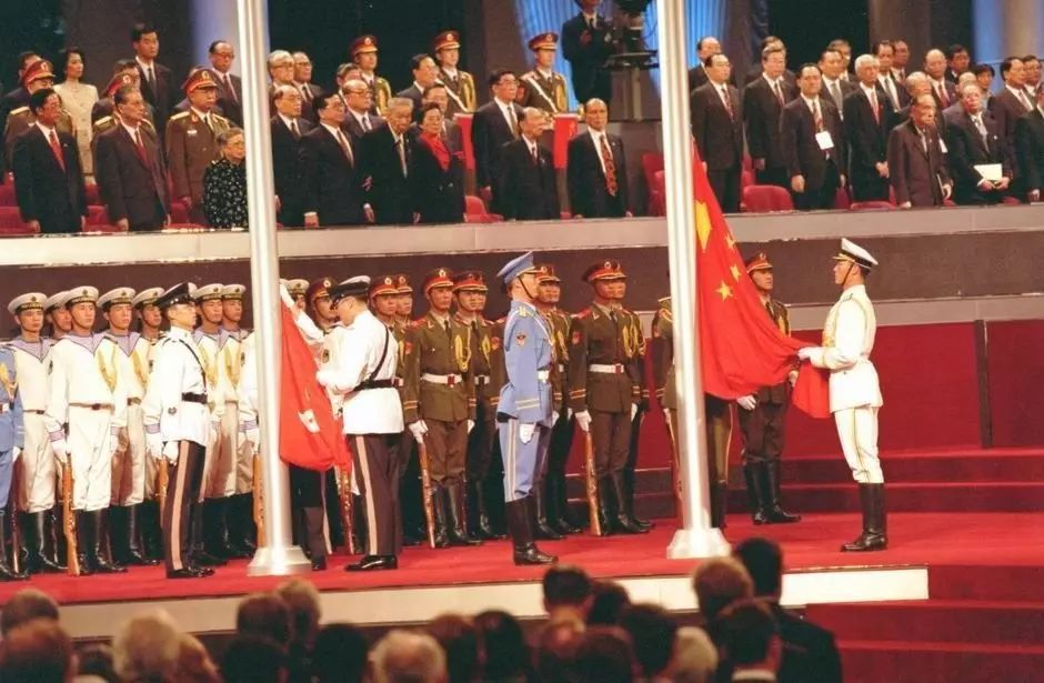 1997年7月1日,香港回归交接仪式,标志着中国恢复对香港行使主权.