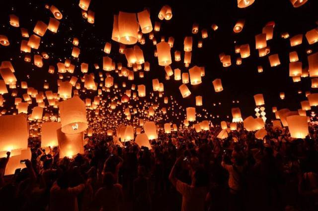 客家风俗中有在中秋节节前后飘飞"孔明灯"祈福的习俗,祈求上天保佑