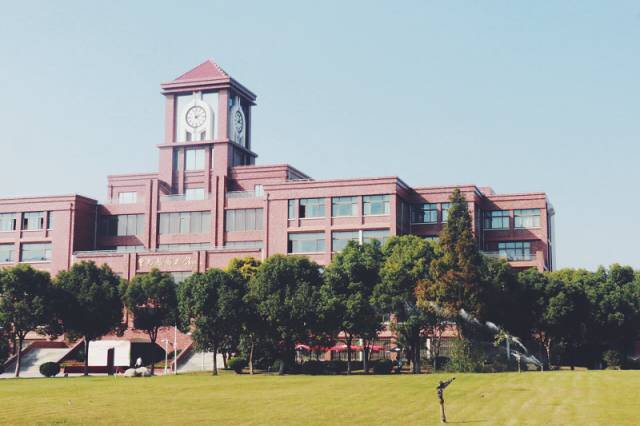 上海杉达学院是上海市第一所本科民办高校,上海市实施现代大学制度
