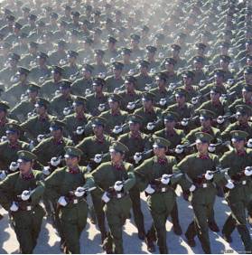 1984年国庆阅兵式,着新式军服的步兵方队.