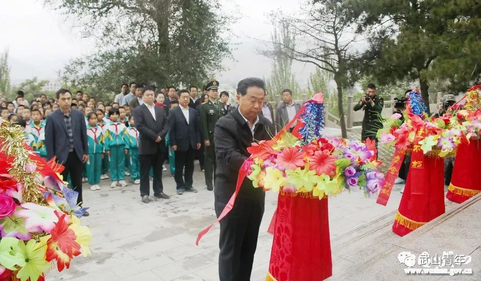 缓步走向烈士纪念碑,将后人的哀思和敬意敬献给了长眠于此的英雄先烈